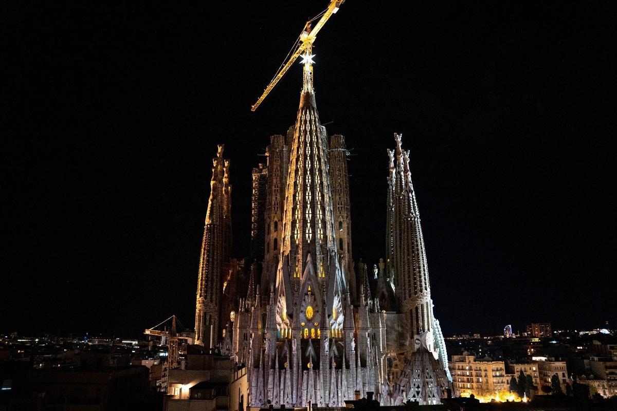 La estrella de la Sagrada Família ya ilumina Barcelona.