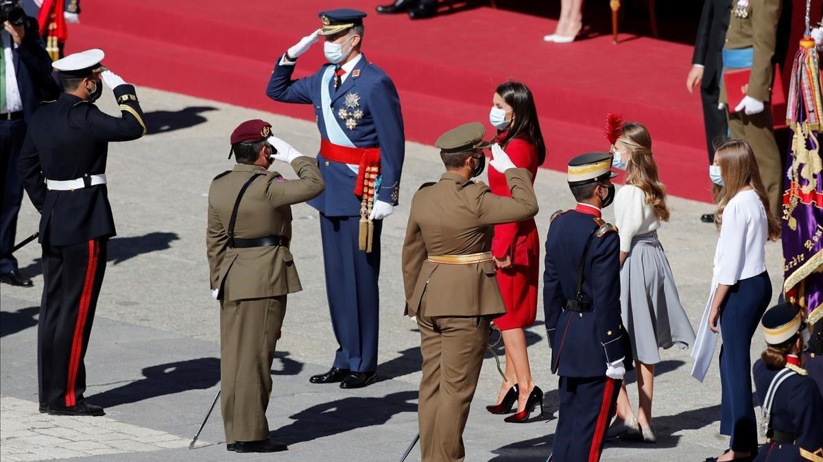 La familia real saluda a las autoridades militares
