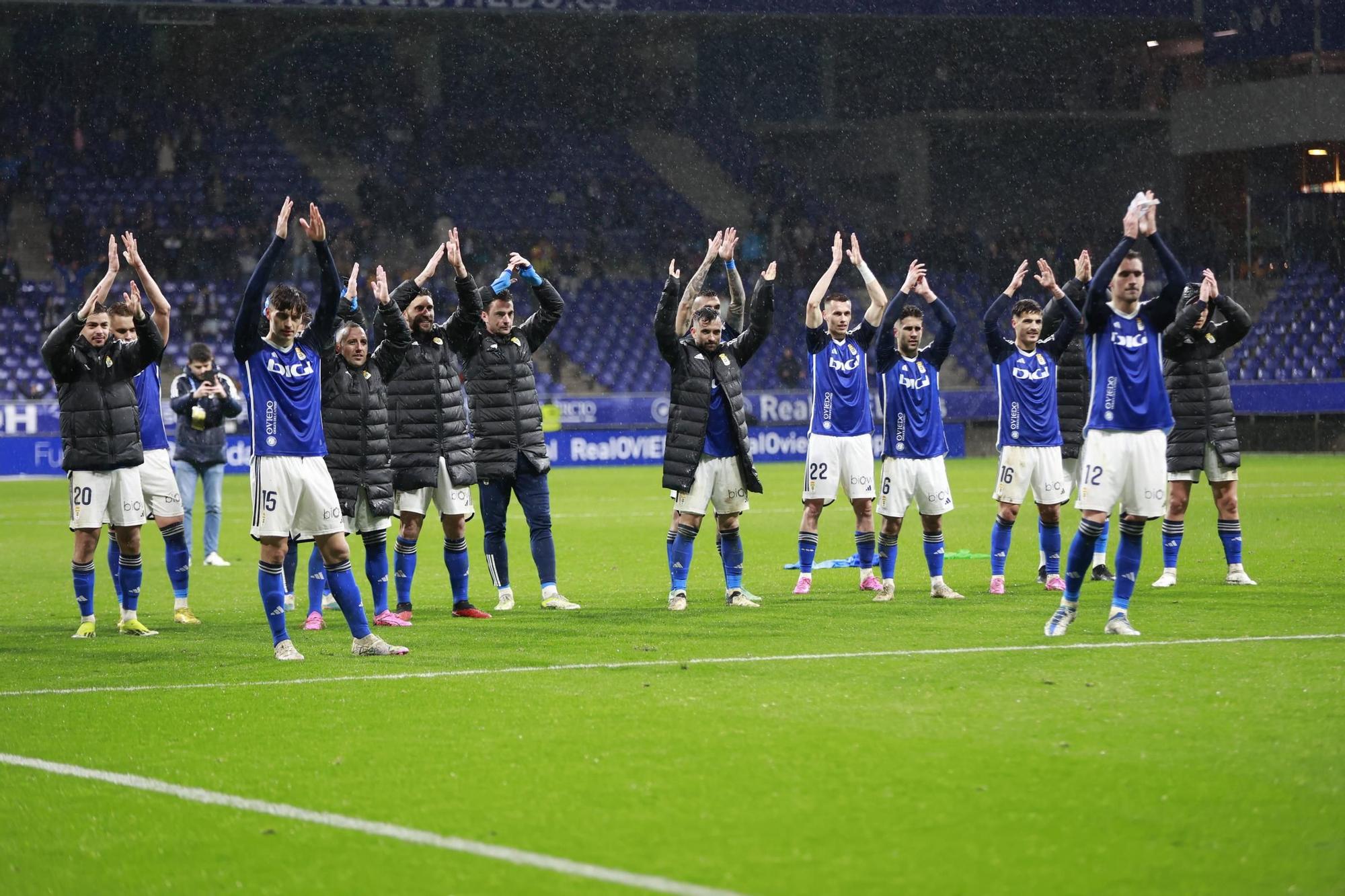 EN IMÁGENES: Ambiente y partido de un Real Oviedo-Levante pasado por agua