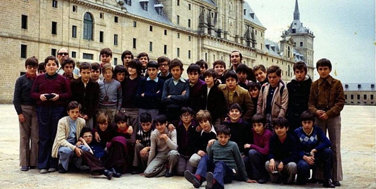 Estudiantes de la promoción del 80, posando ante el monasterio de El Escorial durante un viaje de estudios. 
