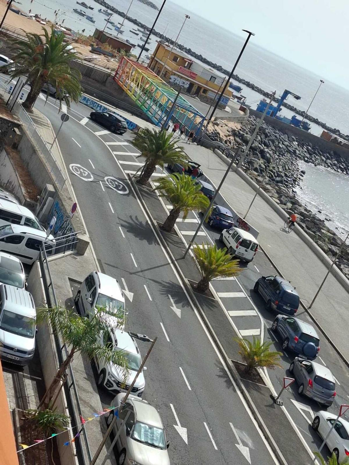 Colas por el carril bus en la playa de Las Teresitas