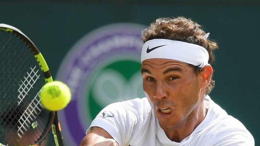 Nadal efectúa un revés a dos manos ayer ante Khachanov.