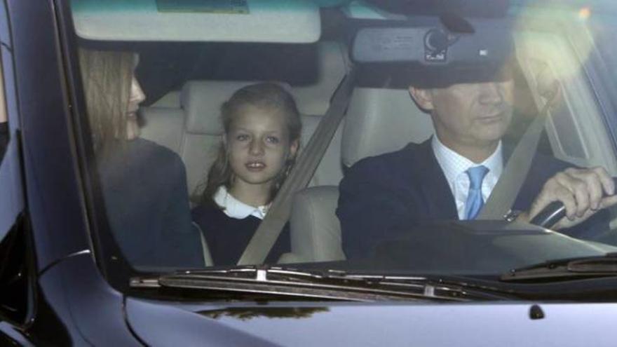 Los Reyes y sus hijas a su llegada al colegio.