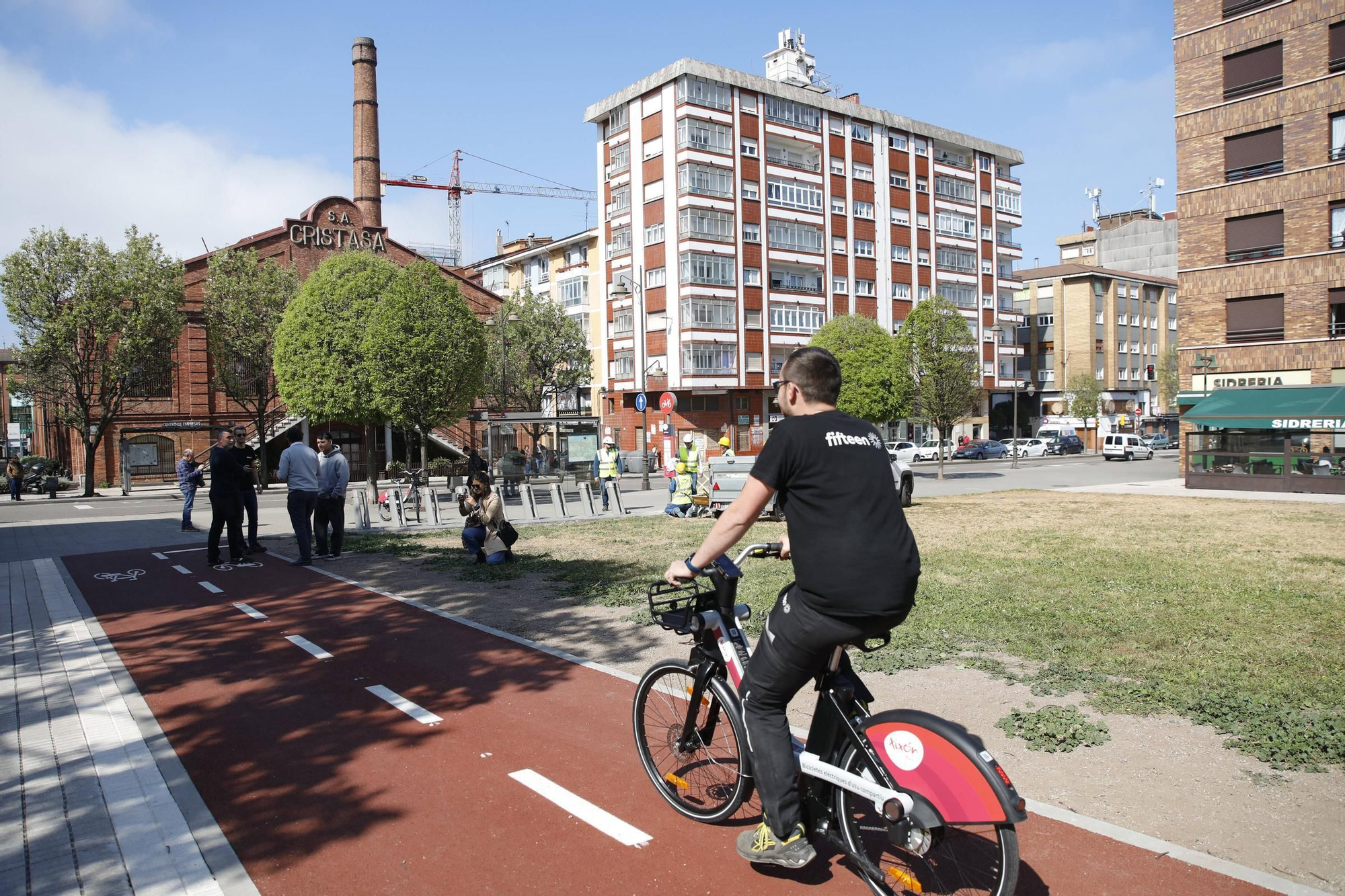 En imágenes: Arranca la instalación de las nuevas estaciones de la red de bicicletas eléctricas en Gijón