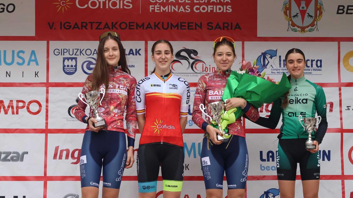Carla Bañuls, a la derecha, en el podio de Beasain