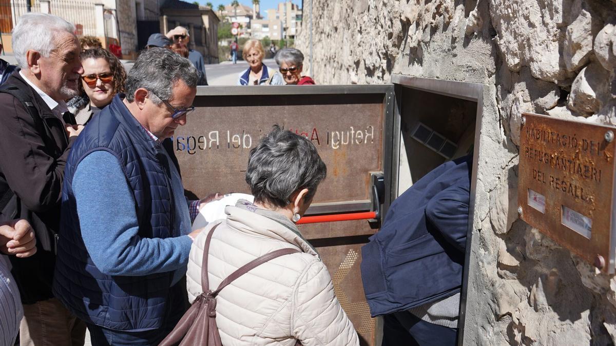 Visitantes a un refugio antiaéreo de Ontinyent.