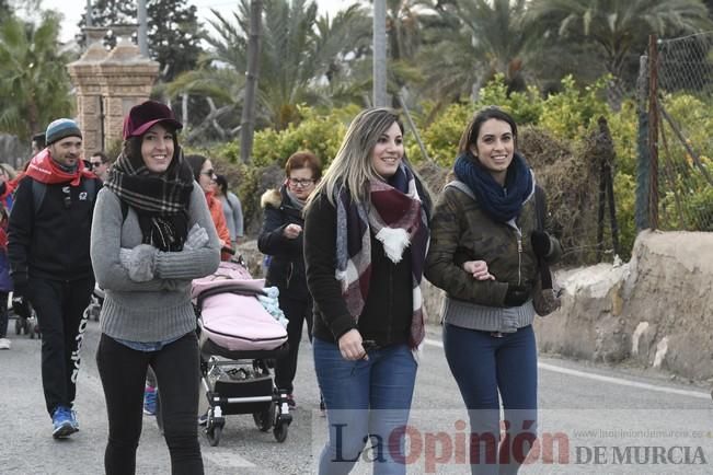 Los romeros acompañan a la Santa pese al frío.