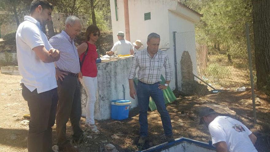 El alcalde de Fuente de Piedra observa uno de los pozos secos.