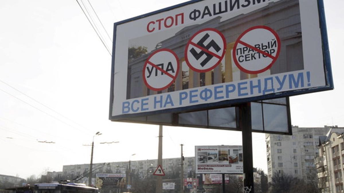 Un cartel en el que se lee 'Stop fascismo', llama a los habitantes de Crimea a participar en el referendo del 16 de marzo, en Sebastopol.