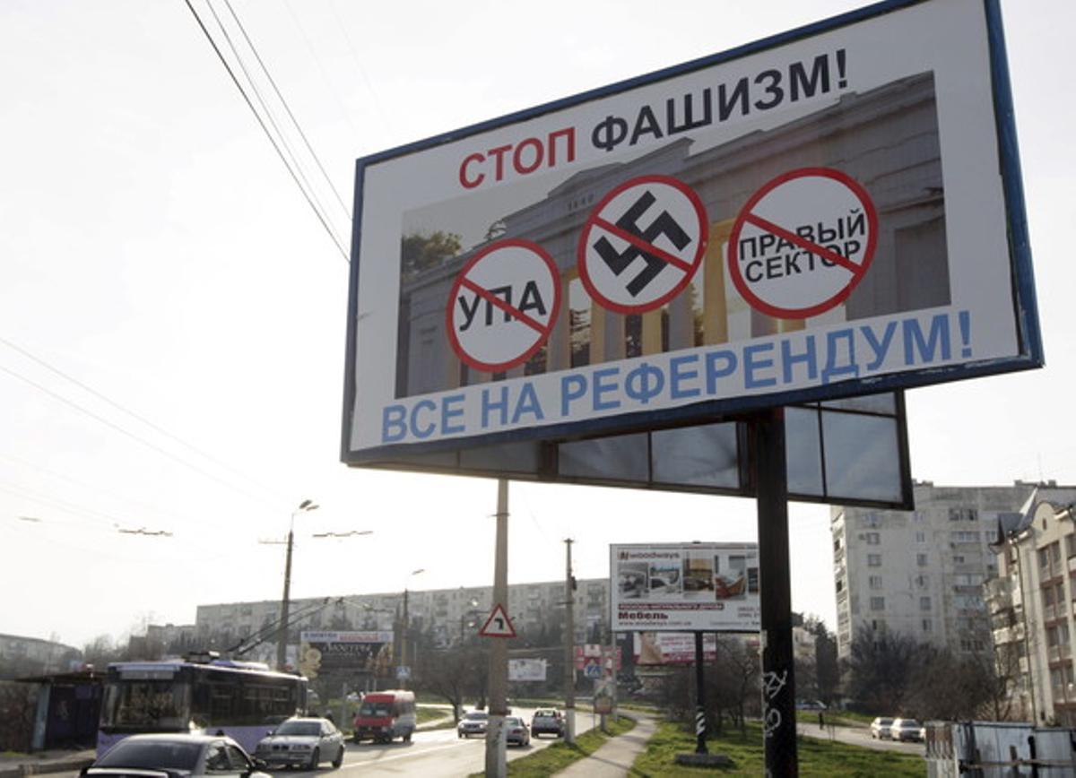 Un cartell en què es llegeix ’Stop feixisme’ crida els habitants de Crimea a participar en el referèndum del 16 de març, a Sebastopol.