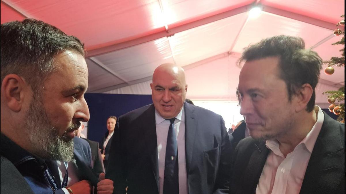Santiago Abascal saluda al magnate Elon Musk el pasado 16 de diciembre en el festival Atreju2023, organizado por los neofascistas italianos.