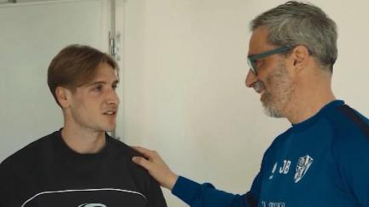 Jon Pérez 'Bolo', entrenador del Huesca, habla con la reciente incorporación, Álex Cantero.