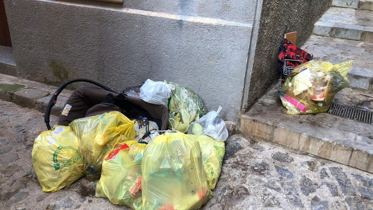 Deixalles abandonades al barri vell de Berga