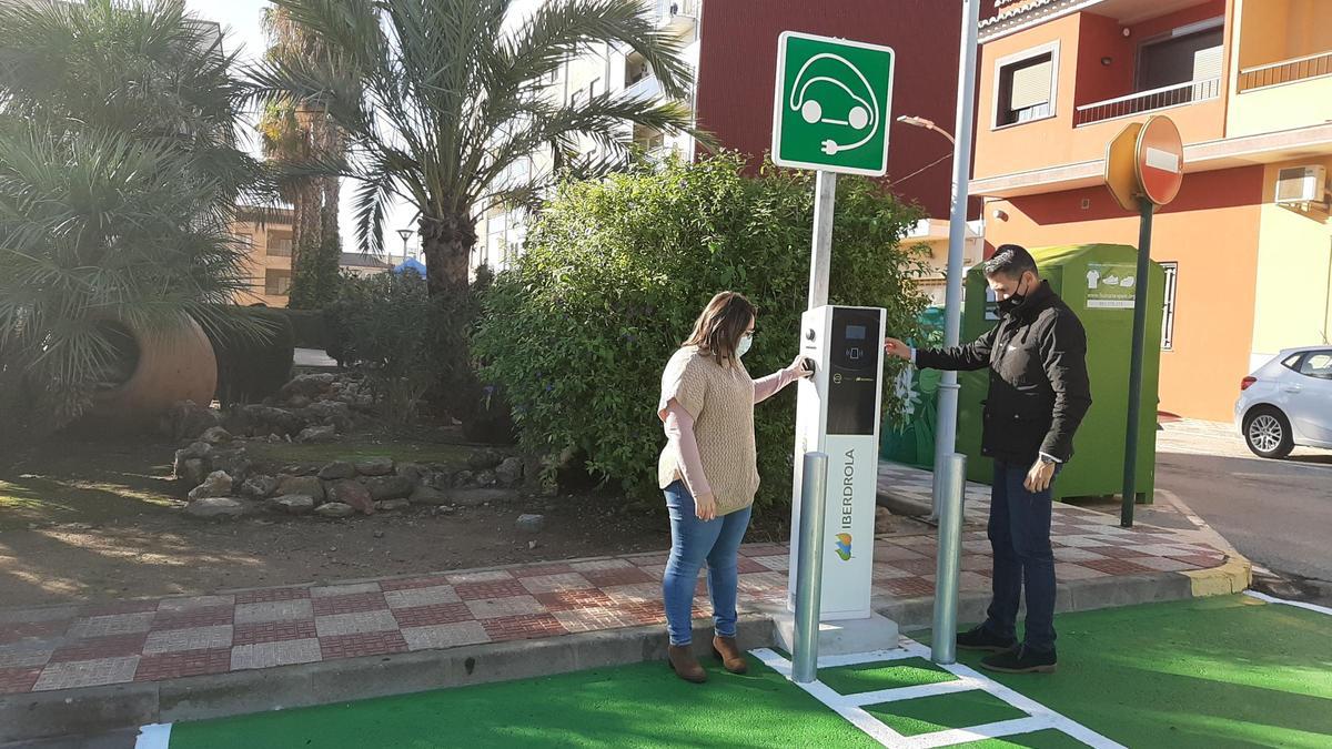 El alcalde, Toni González, y la primera teniente de alcalde, Davinia Calatayud, visitaron ayer los puntos de recarga de vehículos eléctricos.