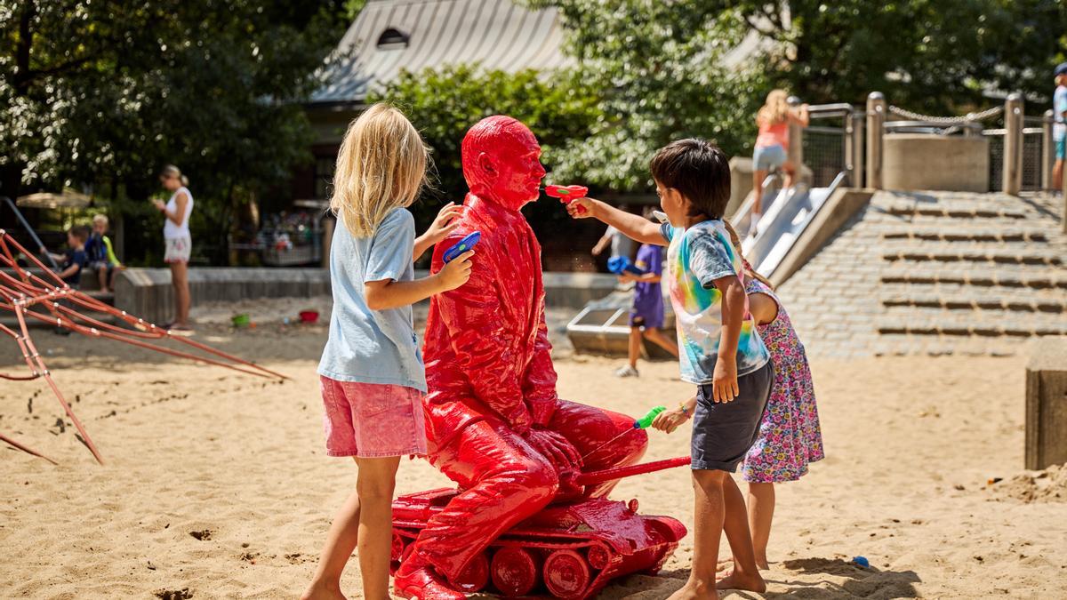 La estatua alusiva al presidente de Rusia, Vladimir Putin, instalada el 2 de agosto de 2022 en Central Park.