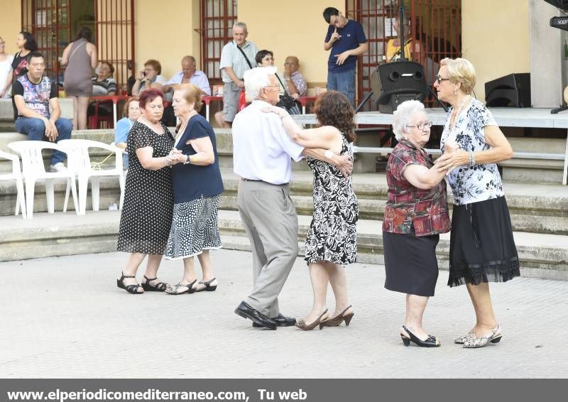 Paella monumental y baile de la tercera edad en la Panderola