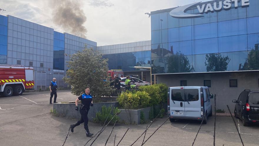 Incendio en la fábrica de Vauste en Gijón