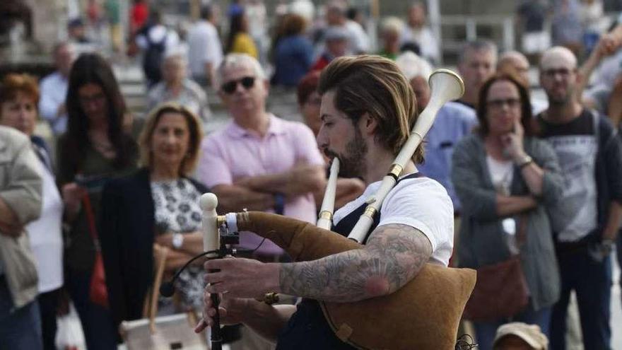 El gaitero Cristian Silva, durante su espectáculo en la plaza del Marqués.