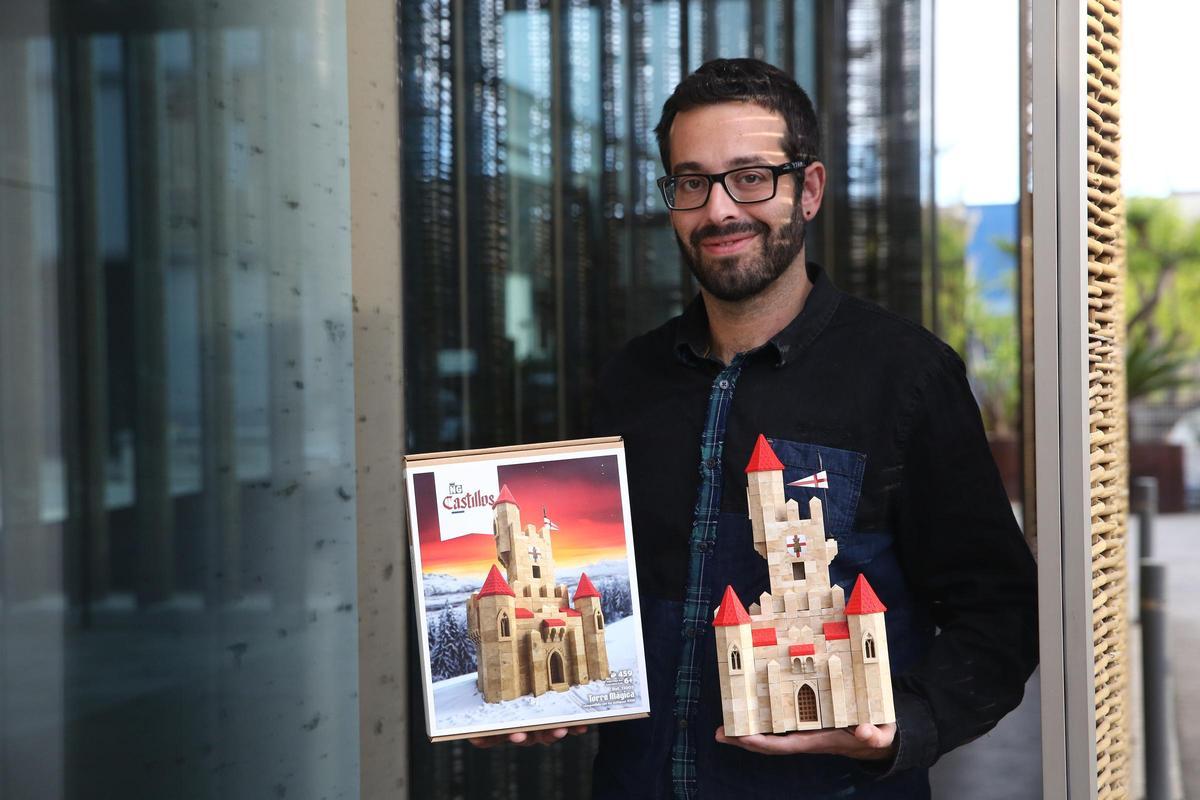 Quim Arumí, creador de NG Castillos, con una maqueta inspirada en los juguetes de Exin Castillos.