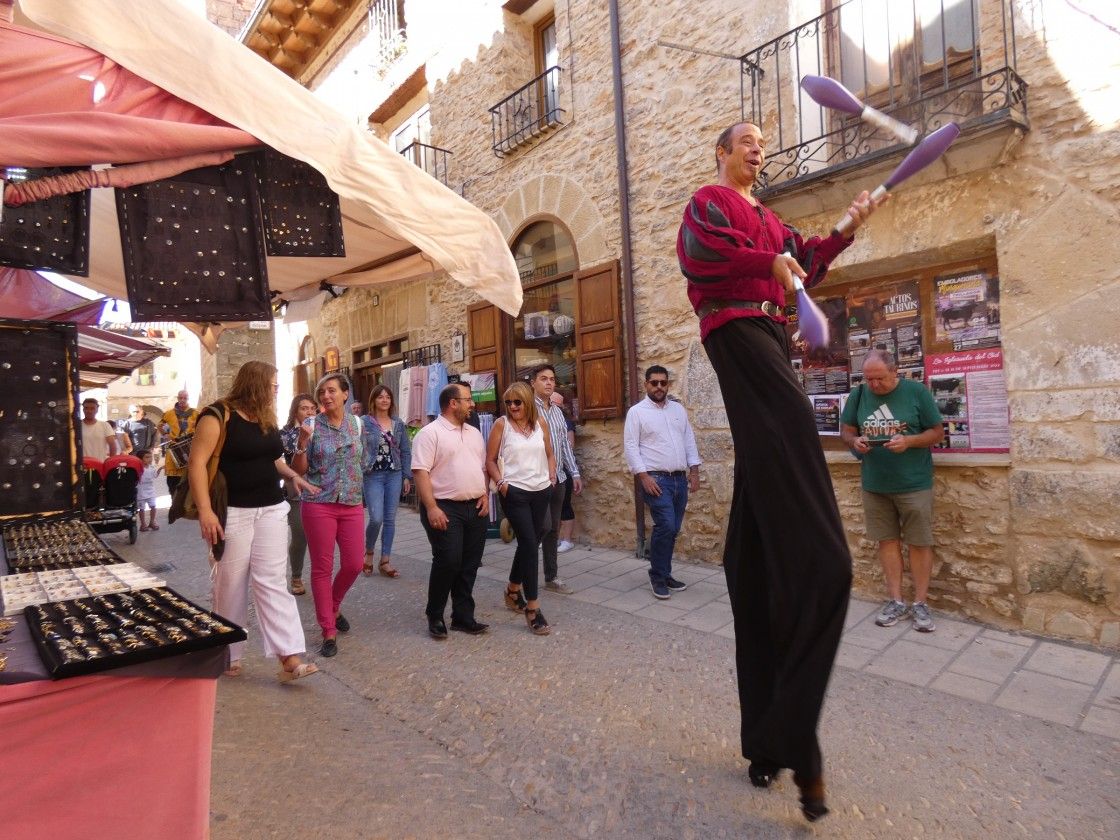 El mercado de Mosqueruela se llena de curiosos durante sus tradicionales fiestas medievales