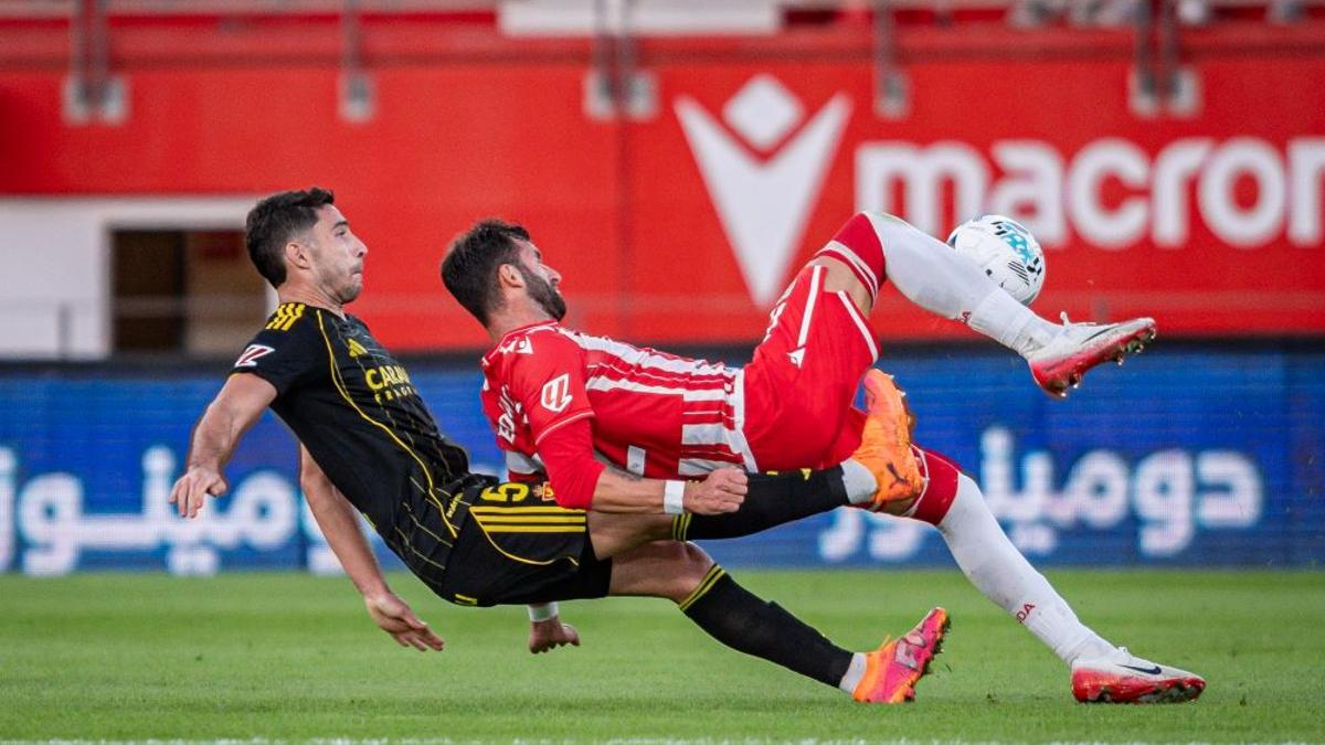 Tachi cae ante Baptistao en una pugna durante el partido.