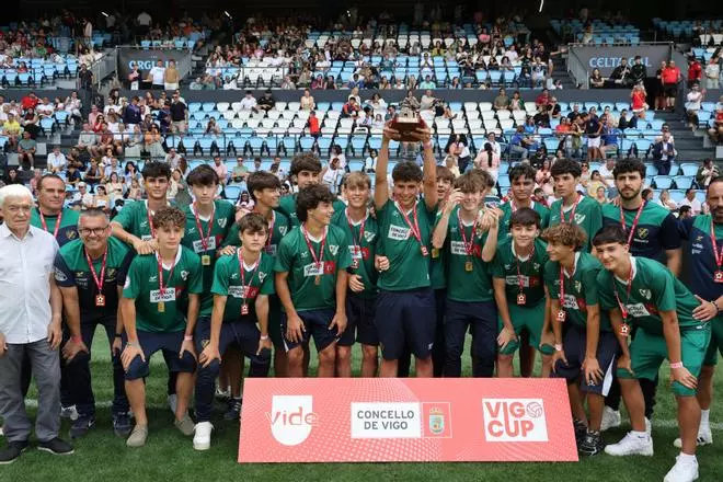 Galería | Entrega de premios de la Vigo Cup en el estadio de Balaídos