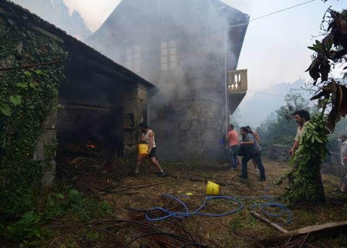 Pontesampaio revive el pánico de 2006 con un incendio que obliga a varios desalojos