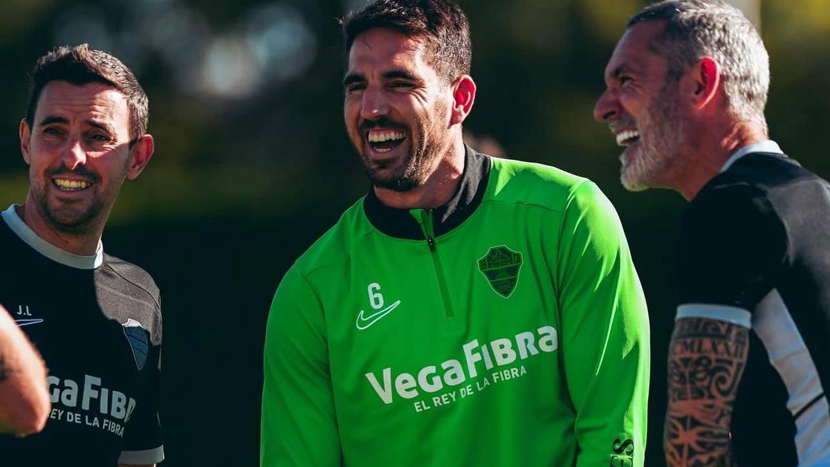 Pedro Bigas ríe durante un entrenamiento junto a Jon López, segundo entrenador, y Jon Pascua, miembro del cuerpo técnico.