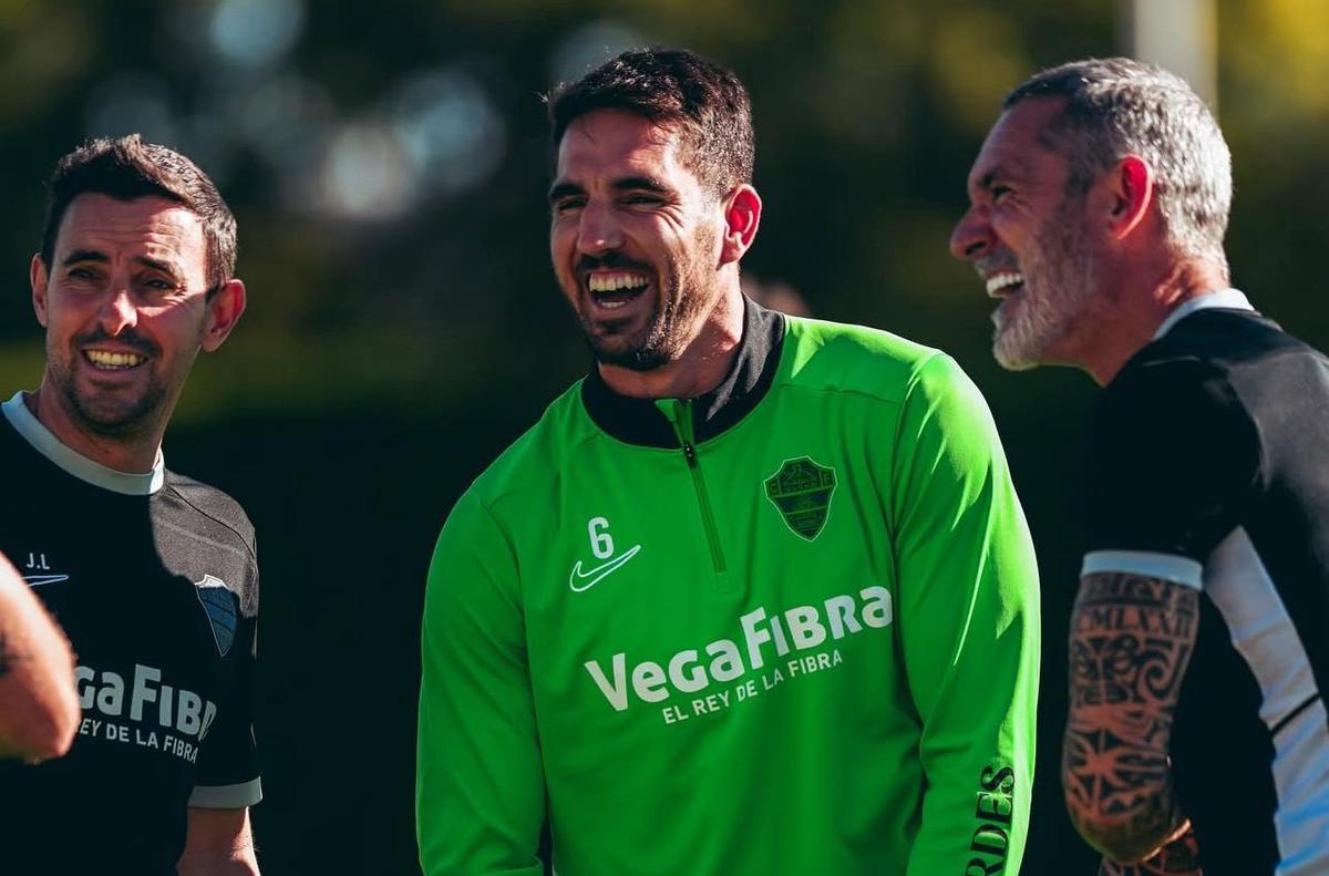 Pedro Bigas ríe durante un entrenamiento junto a Jon López, segundo entrenador, y Jon Pascua, miembro del cuerpo técnico.