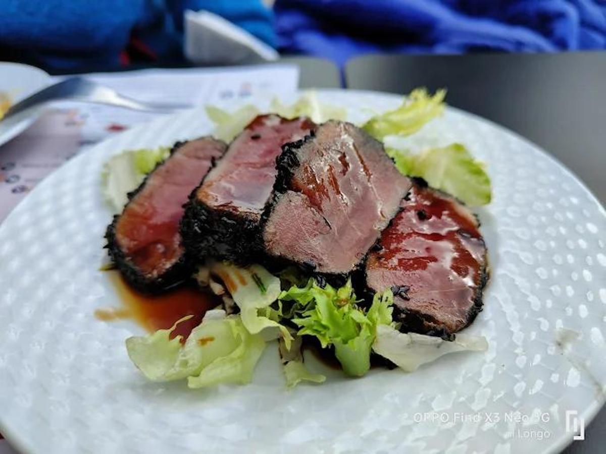 Tapa de tataki de atún de Tapas Enramadilla.