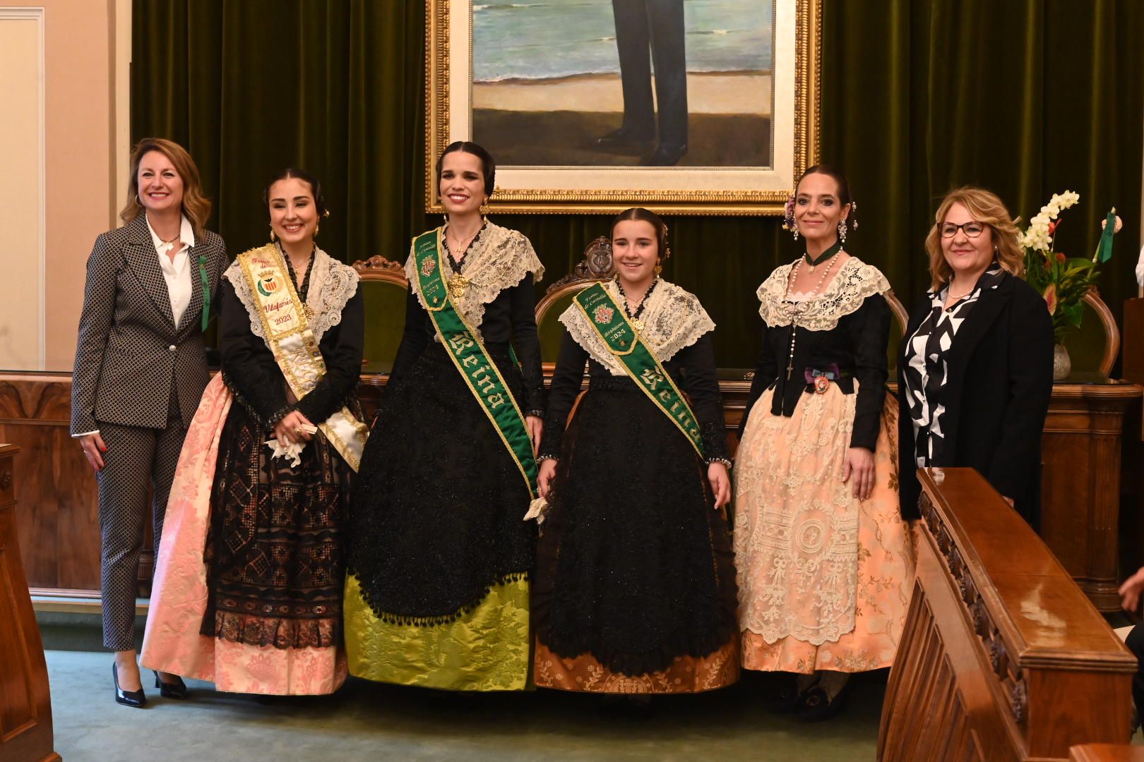 Galería de imágenes: Recepción de las reinas de los pueblos en el Ayuntamiento de Castelló