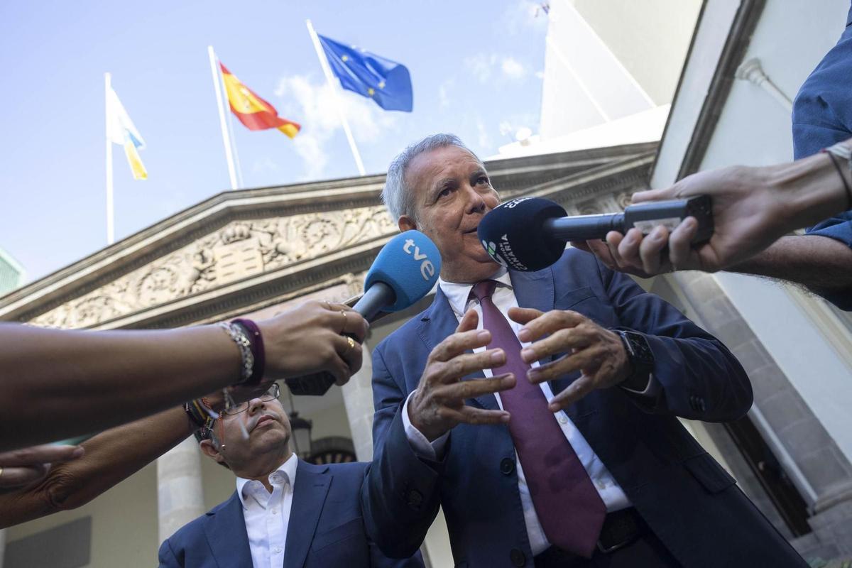 El portavoz parlamentario del PSOE Sebastián Franquis en el patrio del Parlamento.