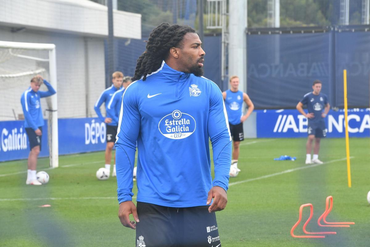 Ya vestido con la ropa de entrenamiento blanquiazul, Adama Traoré trabaja junto a sus compañeros. Ya vestido con la ropa de entrenamiento blanquiazul, Adama Traoré trabaja junto a sus compañeros.
