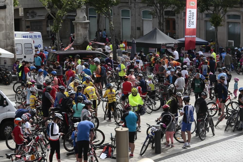 Centenares de vigueses de todas las edades participaron ayer en la marcha ciclista A Pedaliña que recorrió el centro de la ciudad para conmemorar el Día Mundial del Medio Ambiente y a favor de Unicef