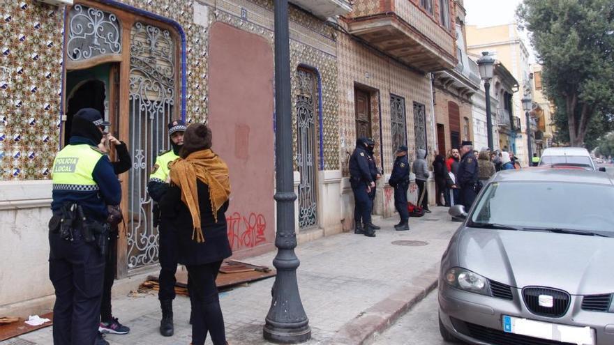 Desalojan dos viviendas municipales &#039;okupadas&#039; en el barrio del Cabanyal