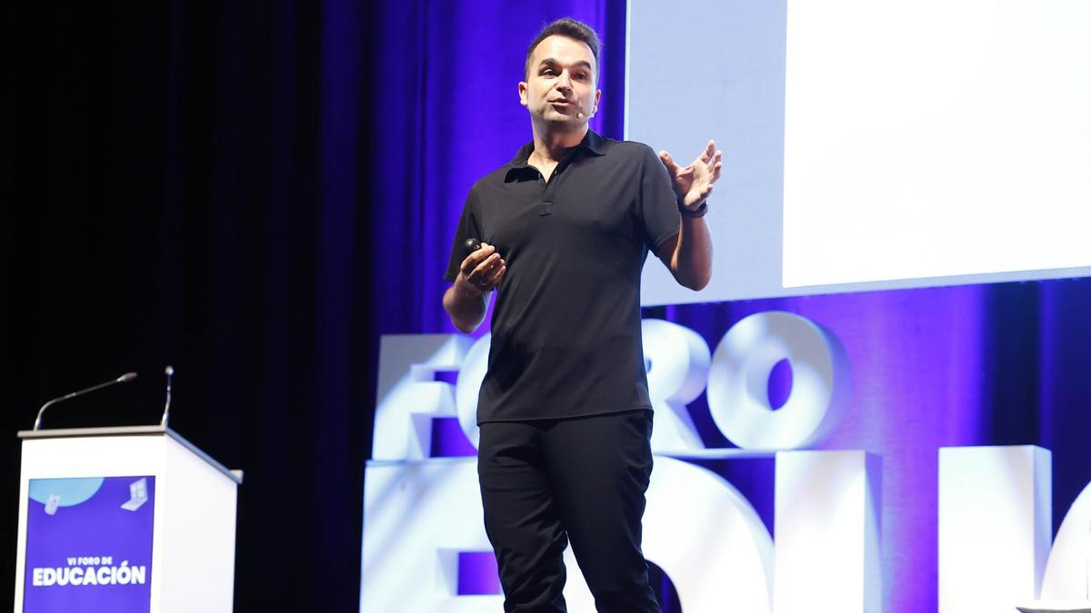 Manu Velasco en su conferencia en el VI Foro de Educación de Faro de Vigo.