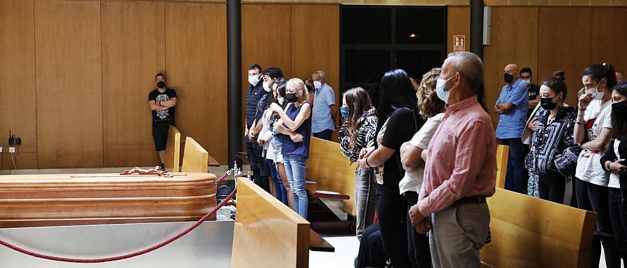 Un momento del acto de despedida a Jorge Díaz, ayer, en el Tanatorio de Cabueñes | Á. G.