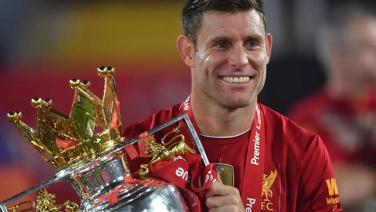 James Milner posa con el trofeo de la Premier League, 2020