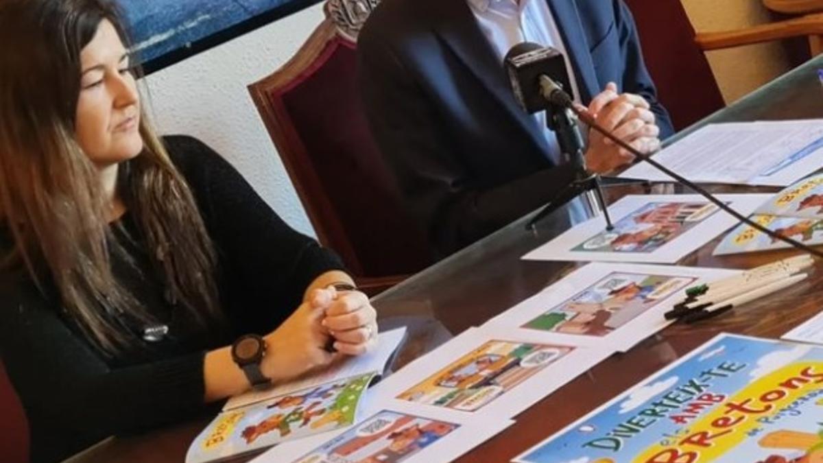 L'alcalde Albert Piñeira i la regidora de Cultura Carme Mas presenten el joc Els Bretons de Puigcerdà