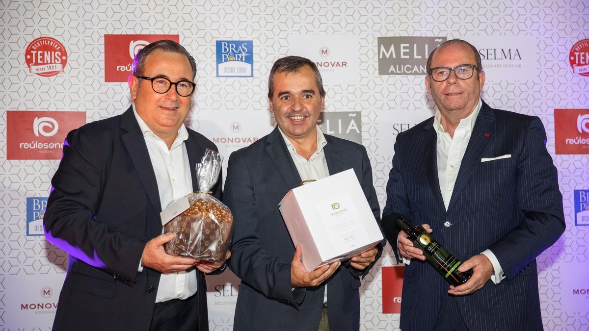 RaúlAsencio , el alcalde de Aspe y Joaquín Selma con el panettone.