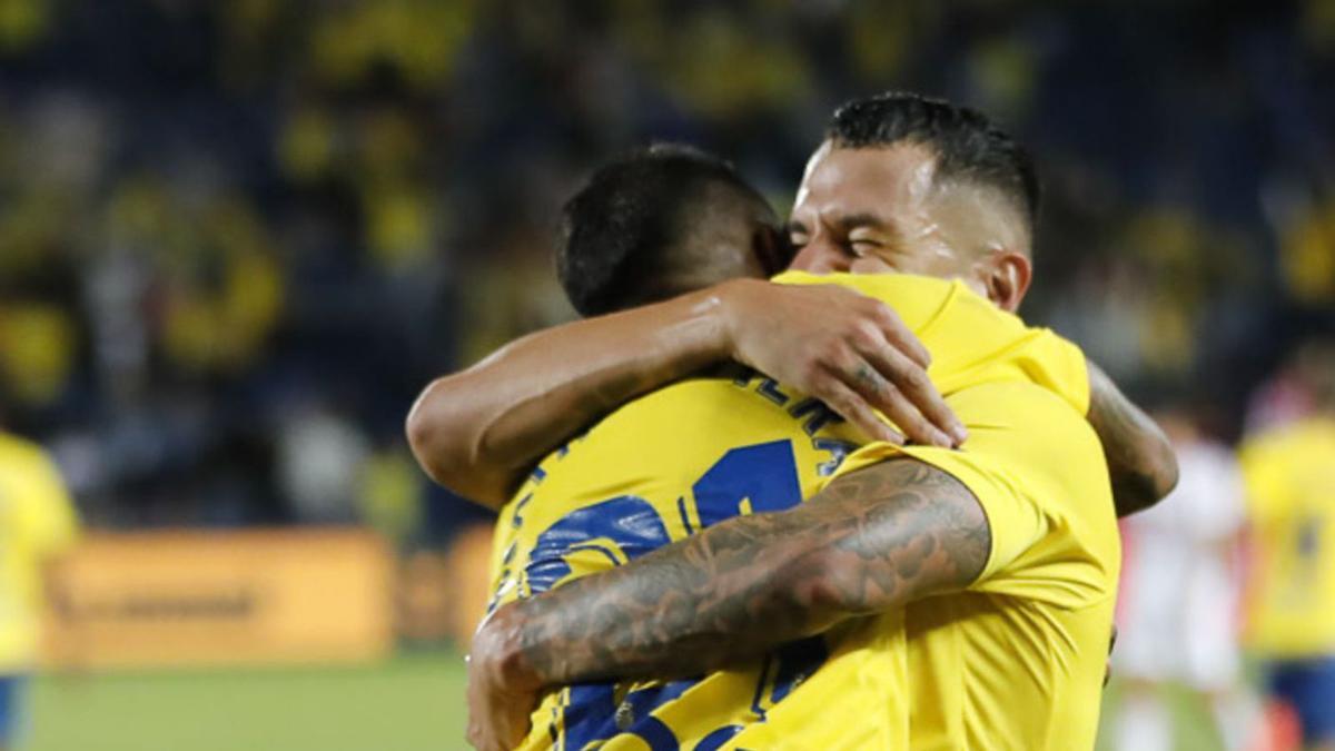 Jonathan Viera –de espaldas– y Vitolo se abrazan tras el gol del capitán al Cartagena en el minuto 92, el domingo pasado. | | LP/DLP