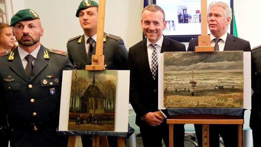 La policía muestra las pinturas de Van Gogh recuperadas. // Reuters