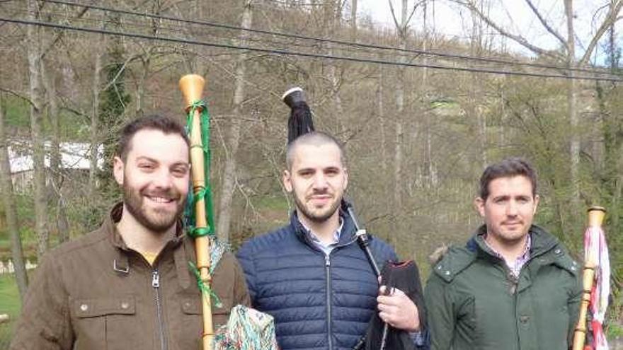 Por la izquierda, Cristian Fernández, Jesús Antonio Fernández y José Manuel Suárez, ayer, en Cangas del Narcea.