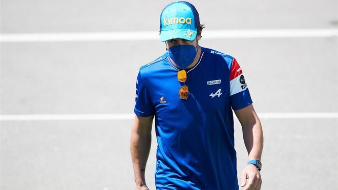 Fernando Alonso en el paddock del Circuit de Catalunya