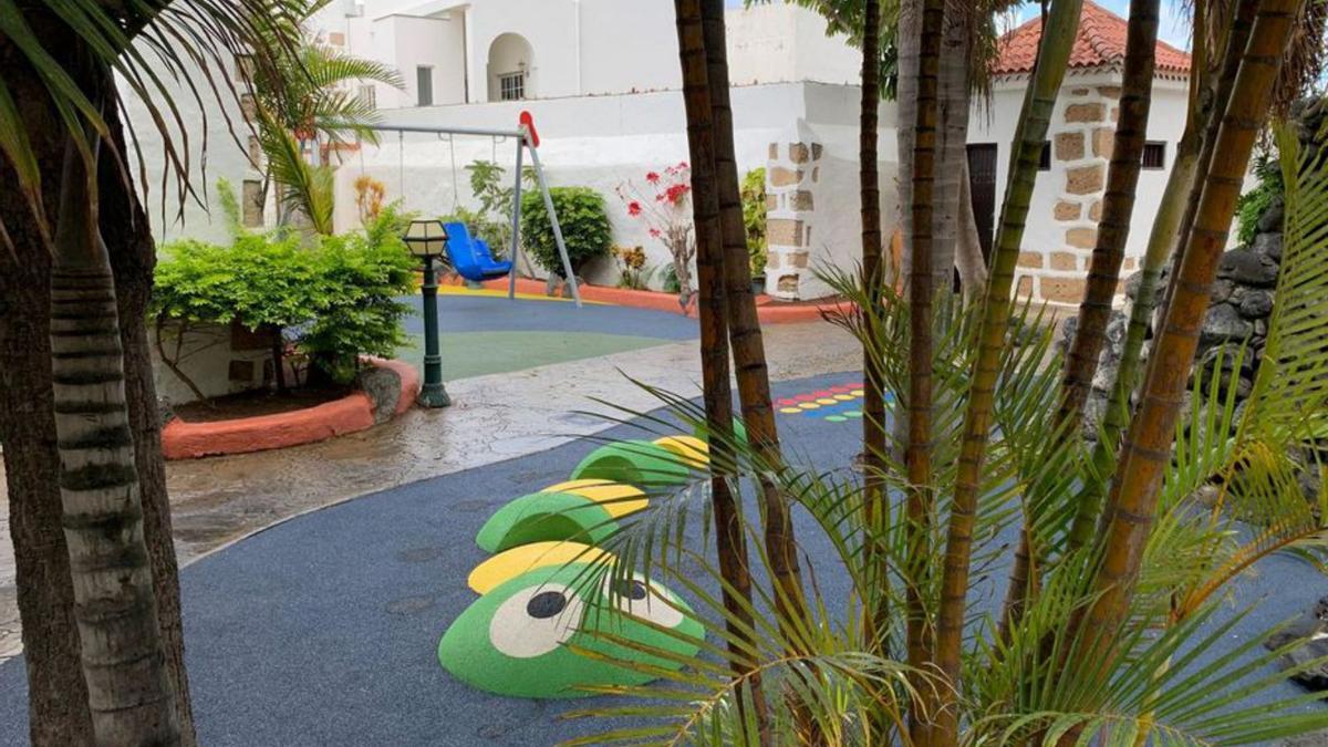 Parque infantil de Santa Rosalía con los nuevos juegos. | |