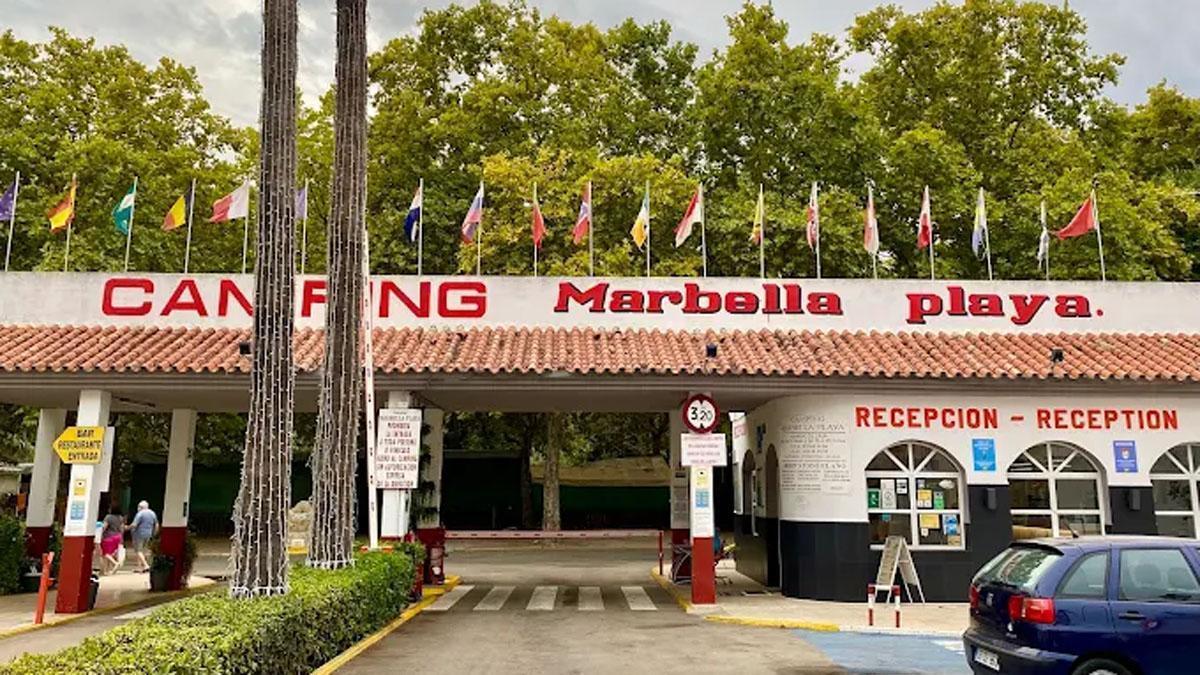 Acceso principal al Camping Marbella Playa.