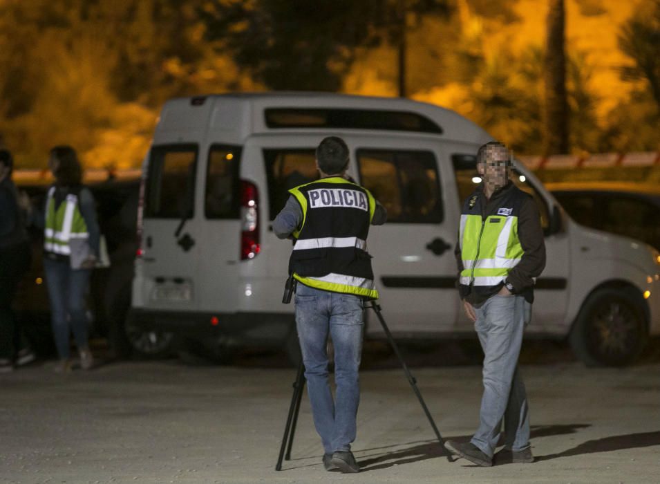 Conchi y su «cuidador» son excarcelados para asistir por la noche a la reconstrucción del asesinato a puñaladas del marido de ella en la Albufereta