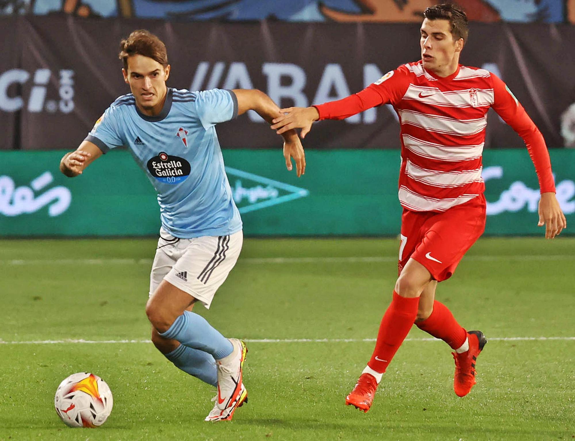 Denis Suárez es perseguido por el nazarí Alberto Soro durante el último partido contra el Granada en Balaídos. 