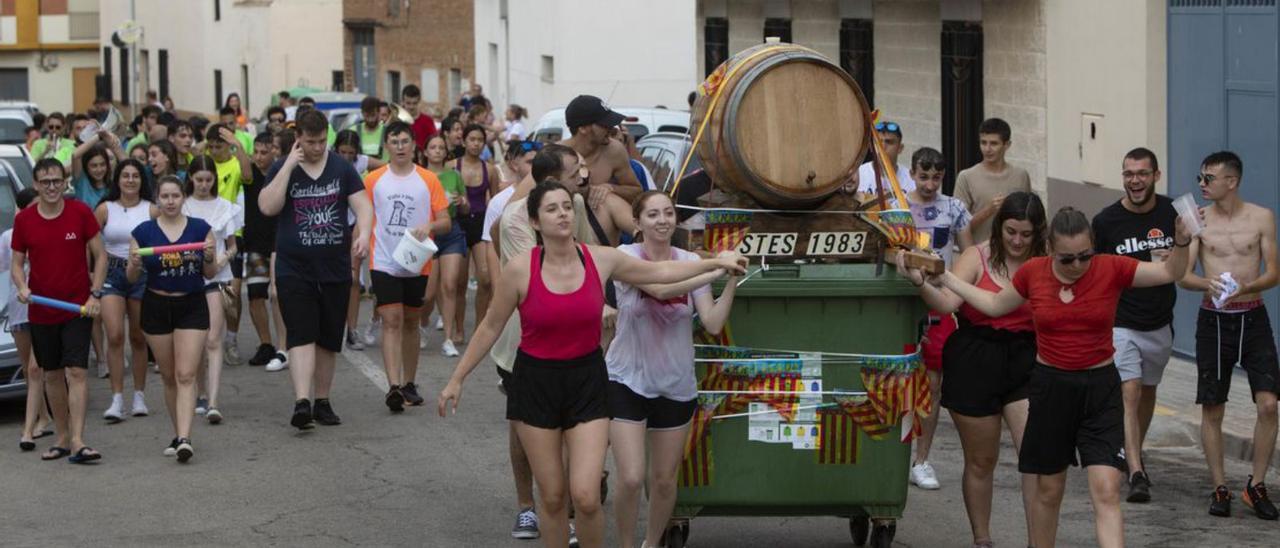 La «procesión del barril», ayer, en Benavites. | DANIEL TORTAJADA