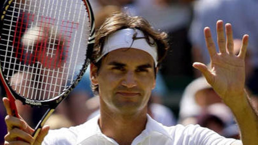 Federer saluda al público de Wimbledon.